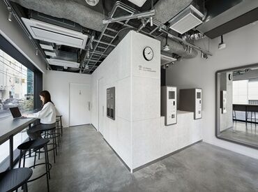 ≪まるで異国の世界!?≫
海外感が滲み出る、デザイナーズホテル!
髪色やピアスなど... 普段の格好で働ける♪