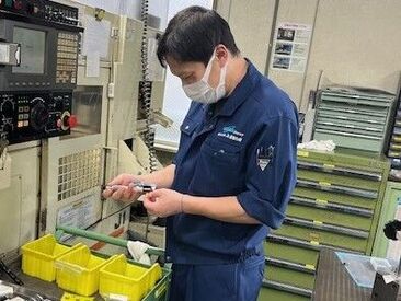 ＼男性多数活躍中！／
機械のボタンを"ポチっ"と押したり、
部品の表面を削ったり、
モクモクと集中できる作業ばかり！