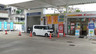 アポロステーション メンテセルフ園生SS (出光リテール販売株式会社) 専用の用具があるので…
⇒手作業は少なめでほどよい運動に◎
働くうちに洗車のコツも身につきます！