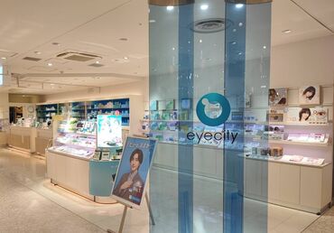 アイシティ　新浦安店 実際の店舗写真です♪
綺麗な店内＆駅から徒歩2分で通勤ラクラク！
家庭の予定やお子さんの学校行事にも合わせやすい職場です。