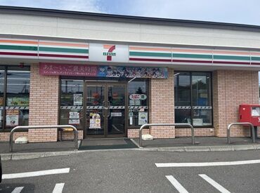 セブンイレブン 札幌曙６条店 女性スタッフが多く活躍している職場です◎
深夜帯も数名体制でシフトを組んでいるので
安心して働ける職場環境です♪