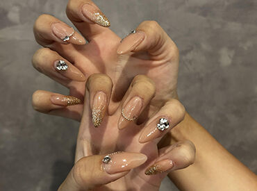 ネイルもOK!
実際のスタッフさんのネイルはこんな感じ♪
自分らしいオシャレで気分もアゲて働こう☆彡