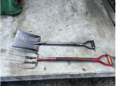 ＼鉄くず清掃とは？／
このような道具を使って清掃してもらいます!
金属製品を削る機械から出てくる、切子(鉄クズ)を集めて回収!