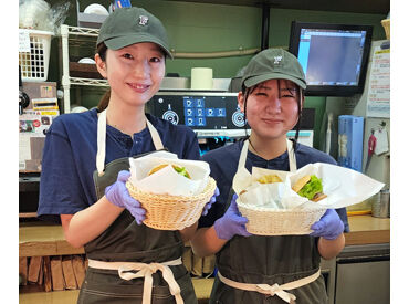 代々木八幡駅・代々木公園駅から徒歩30秒!
学校帰りや友達との予定前にも便利で、
毎日の通勤もラクラク♪