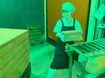 ＼実際のお仕事風景！／
瓶が箱詰めされたものをパレットに移動させるだけ！
未経験でもOKの簡単作業◎