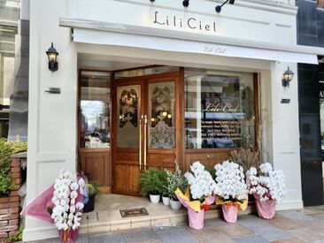 Lili Ciel 店内はキレイで明るくフランスの街角のようなアンティーク空間♪
作ったパンがお店に並ぶやりがいと、笑顔あふれるお仕事です◇*