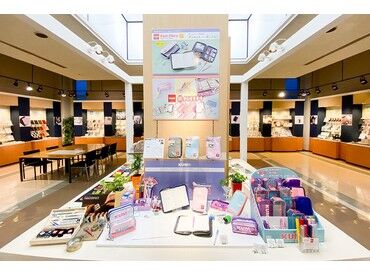 担当店舗を定期的に巡回し、
売場づくりや商品案内を通じて、
お客様が商品を手に取りやすい環境を整えていただきます！