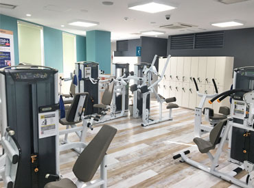 運動が苦手でも大丈夫◎
あたたかい対応ができればOK！
≪働きながらジム・プール・サウナが使い放題！≫