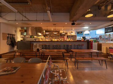 中川駅から徒歩2分の中川本店♪
居心地抜群♪
アメリカンな雰囲気が漂うオープンな店内!
駅チカで通勤も楽ちん☆