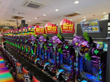 ＼女性スタッフがメインで活躍中／
パチンコの経験がない方も大歓迎♪
初めてのアルバイトの方も、大、大、大歓迎です!!