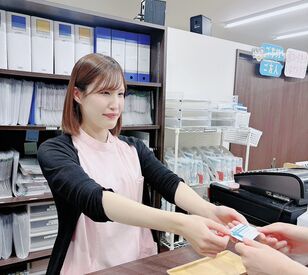 最初は元気に「こんにちは！」と挨拶ができればOK♪大学生・主婦さん・フリーターさん活躍中♪院内も明るく過ごしやすい雰囲気◎