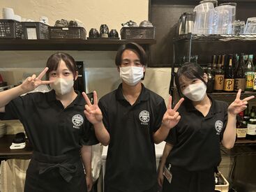 博多野菜巻き串 藁う家 髪型・髪色・ピアス・ヒゲ全部OK！
オシャレな制服で楽しく働こう♪