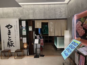 ＼初バイトにピッタリすぎる！／
髪型・髪色自由だから、
オシャレを楽しみながら働けます
