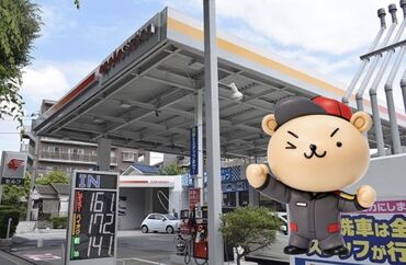 セルフ松風台SS[有限会社阿部石油] ”ガソリンスタンド＝男性が多い職場”
と思うかもしれませんが、
当店では女性スタッフも活躍中です♪