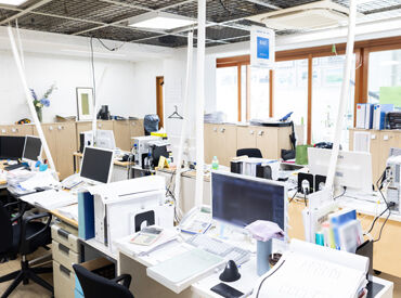 すぐ近くに社員がいるので、困ったことや
わからないことがあれば気軽に声をかけてくださいね◎