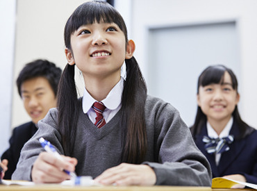 SAPIX中学部　東京校（受付） ◆『こんばんは！』と元気なあいさつが飛び交う、SAPIX 中学部の校舎。
学校帰りの中学生から元気がもらえる、そんな職場です！