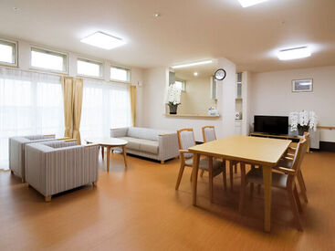 サービス付き高齢者向け住宅かえで ブランクのある方・未経験の方歓迎!
慣れるまでは先輩スタッフがサポートします!
自分のペースでゆっくり覚えていってください◎