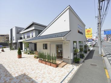 「tvkハウジングプラザ二俣川」は… 
二俣川駅から徒歩8分の好立地♪ 
住宅の多いさちが丘の中心部！