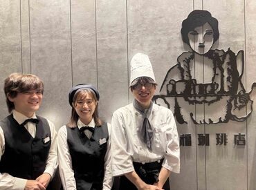 丸福珈琲店 博多阪急店 "自分の大切な人"をおもてなしするような接客を。
私たちはこのモットーを大切に、
お客さまに癒しの空間を提供しています。