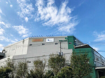 事務所の雰囲気は静か過ぎず、落ち着いています♪
社員同士のコミュニケーションは活発で、気軽に相談しやすいですよ◎