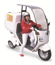 \原付免許があればOK!/
道やお届け先を覚えるまで先輩が一緒にまわってくれるから安心♪
一日のお届け個数も多くありません!