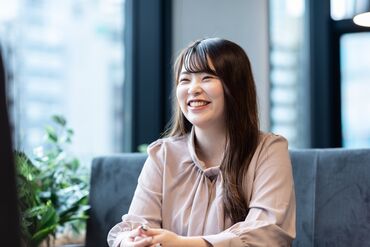 ▼私服×オシャレ自由
服装・髪色やアクセサリーなども自由！
制限なく、個人のオシャレを楽しめます♪