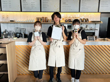 Cafe lx -カフェルクス- 熊本浜線店 STAFFお揃いのエプロンはとってもオシャレ♪
美味しいコーヒーを入れるコツ教えちゃいますッ☆.｡*ﾟ