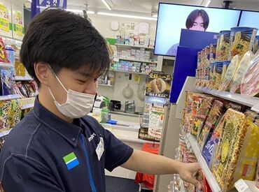ファミリーマート上本町西一丁目店 ＼20代・30代・40代と幅広い世代が活躍中！／
交通費全額・早朝＆深夜は時給UPなど嬉しい条件がたくさん♪