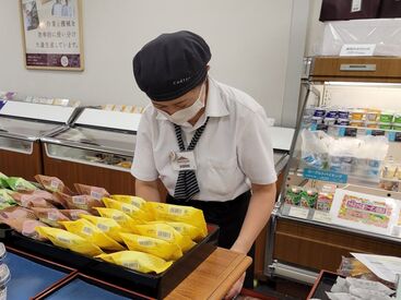 ↑真っ白なシャツ×黒ベースのサロン◎
モノクロを基調としたオシャレな制服も、
""世代を問わず着やすい!""と大人気★