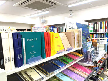 お客様は飲食店関係の方など様々♪
"旬"のデザインなど現場で学べるので
デザインの知識を広げながらスキルを磨けます♪