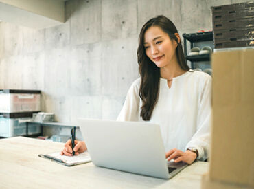 三容株式会社　本社 接客はないのでオシャレも自由♪
服装や髪型・髪色、ピアス、ネイル、ヒゲなど
あなたらしいスタイルでOK！
※画像はイメージ