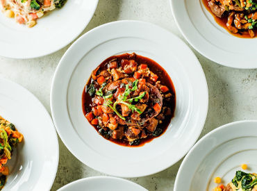 まずは笑顔で接客ができればOK！
イチから分かりやすくお教えするので
バイトデビューの方も安心して
飛び込んできてください☆