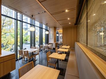 「日本料理のお店って敷居が高そうで不安…」
→まずは笑顔で対応できれば大丈夫！
今いるスタッフもほとんどが未経験から◎