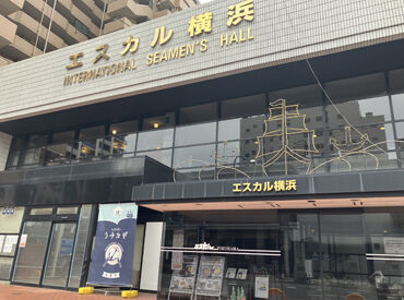 一般財団法人日本船員厚生協会　エスカル横浜 本物の船員さんと同じ制服を着てお仕事！
まずはお客様への挨拶からスタート！
