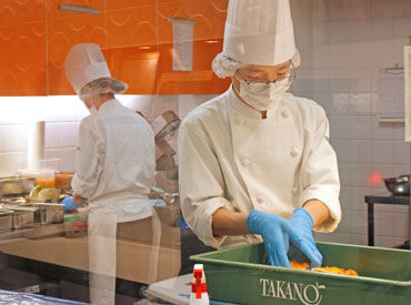 新宿高野 本店（ブレッド・デリカ課） 「土日メインでしっかり入りたい」
「Wワークとして」「学校帰りに短時間だけ」
など、あなたの希望をぜひ聞かせてください♪