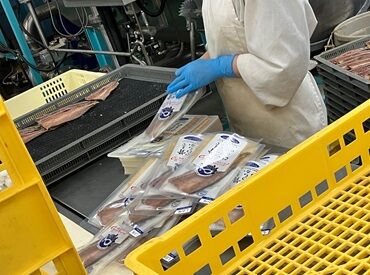 開いた魚をかごに並べるだけ！
簡単な作業だから経験がなくても安心♪
裏方作業だから恥ずかしがり屋さんにピッタリ◎