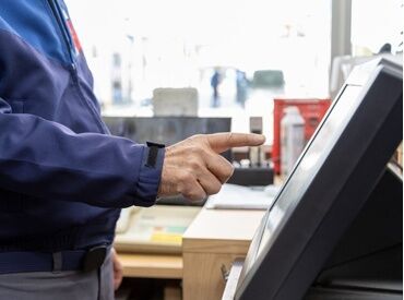 ［紹介元］株式会社グリーンフォレスト［紹介先］ENEOS　オブリステーション沼南SS（126） 室内での作業だから、雨や風も関係なし！難しい仕事はないから、すぐに覚えられますよ♪
