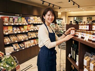 ファッション人材リンク株式会社【FJLNAGOYA】 ﾟ*｡☆ NEWスタッフ募集 ☆。*ﾟ
お客様へのギフト提案など、
接客を楽しみながら働ける環境です。