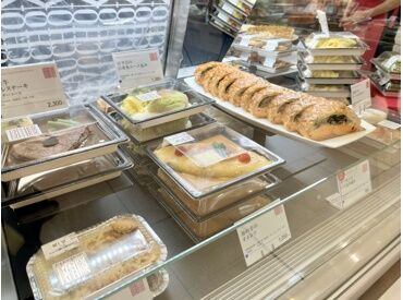 お惣菜の種類やレジの使い方は先輩スタッフが丁寧に教えます♪