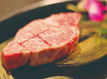 黒毛WAGYU RESTAURANT HACHI/焼肉鉢山 キッチンでは、熟練のシェフのもとで
仕込みや片付けなどのサポートからスタートできます◎
本格的に調理を学びたい方も歓迎！