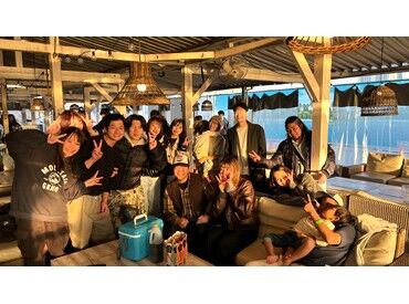 一番右はオーナー＆膝の上にはお子さんです♪
 ときにはスタッフ同士でお出かけして、リフレッシュすることも◎