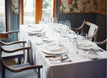 ブライダルや記念パーティなど特別な1日をサポートするお仕事♪
落ち着いた幸せな雰囲気の中で働けます◎