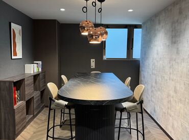 おしゃれなハイカウンターの休憩スペース。
仕事の合間にリフレッシュできる空間を用意しています◎