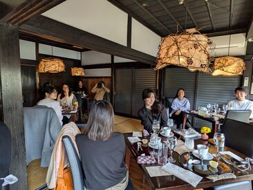 みんなで古民家レストランに行ってきました♪
社内外でもいろんな人と交流できる機会がある◎