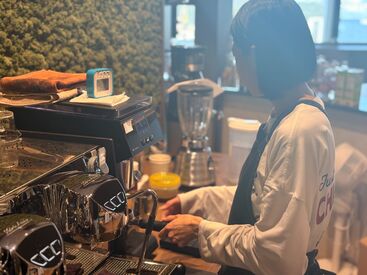 コーヒーを上手く注げるか不安...
社内カフェってなんか緊張する...
そんなあなたでも大丈夫!
先輩スタッフが丁寧に教えます◎