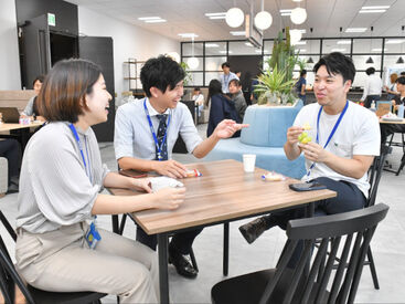 先輩がすぐそばでフォロー♪
質問しやすい雰囲気だから初めてでも不安なく働けます!