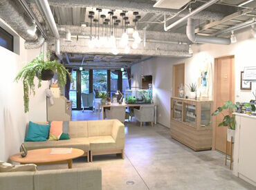 ドリンク作りや提供をメインに、
シーシャの調整や洗い物などをお願いします♪
お昼からの勤務で、週3日～＆1日5h～OK！