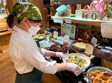 こだわりの食材を使った人気ビュッフェで
料理の補充やお客様のご案内など♪
接客少なめで未経験でも安心◎