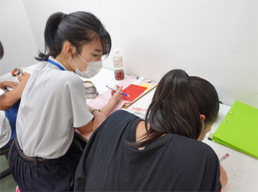 個別指導プラスジム三鷹教室 ■夏休みだけ、多めにシフトに入るのもOK！
夏期講習期間は朝10時からスタート♪
大学が休みの間に、しっかりアルバイトに集中◎