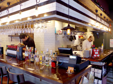 HO-bar （ほおばる） ≪居心地バツグン≫
お店の仲間もお客様も
和気あいあいとした雰囲気！